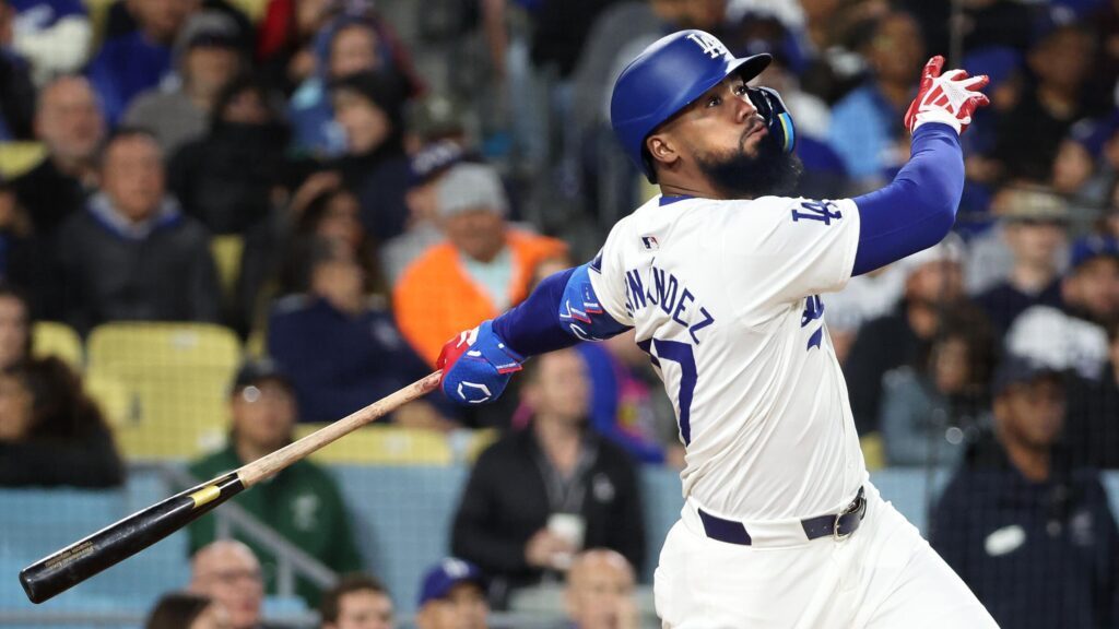 Teóscar Hernández celebra jonrón con los Dodgers de Los Ángeles en Comerica Park ante los Tigres de Detroit