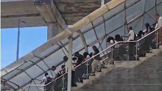Personas evacuando edificios en Ciudad de Panamá tras el terremoto de magnitud 7.6 del 9 de octubre