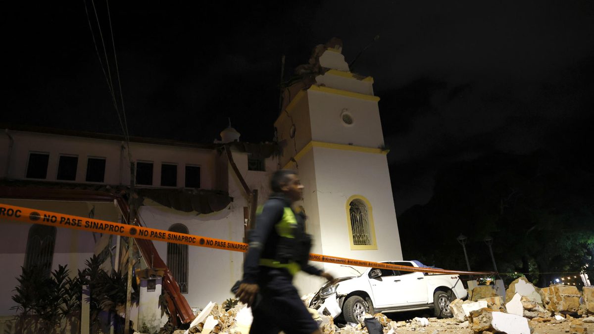 Vecinos de La Villa de los Santos recogen escombros frente a la iglesia de San Atanasio dañada por el terremoto de magnitud 7.7 en Panamá