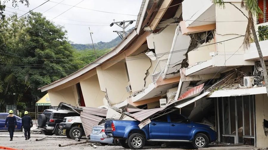 Edificios dañados y personas evacuadas en Panamá tras el terremoto de magnitud 7.7 del 9 de octubre de 2026