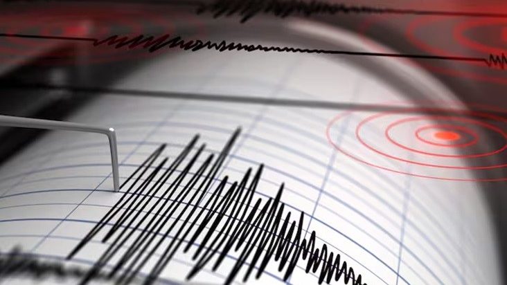 Vecinos en las calles de Pozzuoli tras el terremoto que dejó fachadas derrumbadas en Nápoles