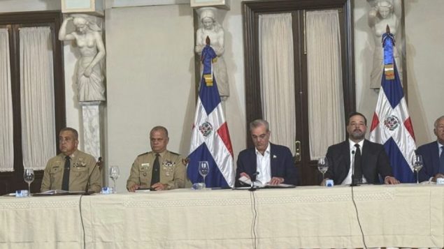 Presidente Luis Abinader firmando el Decreto 615-26 sobre terrorismo medioambiental en República Dominicana