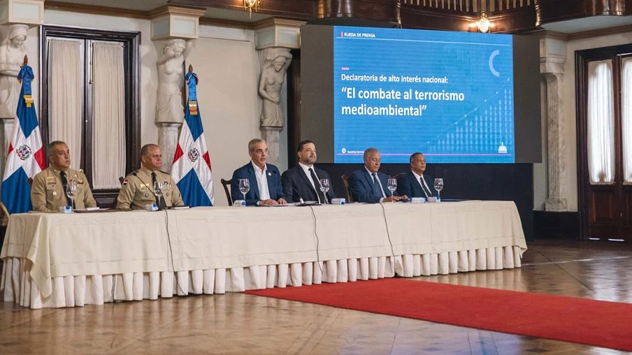 Presidente Luis Abinader firmando decreto de terrorismo medioambiental junto al ministro Paíno Henríquez