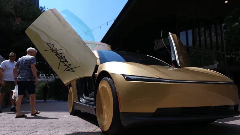 Tesla Cybercab estacionado en Austin Texas, vehículo eléctrico autónomo de dos plazas sin volante ni pedales