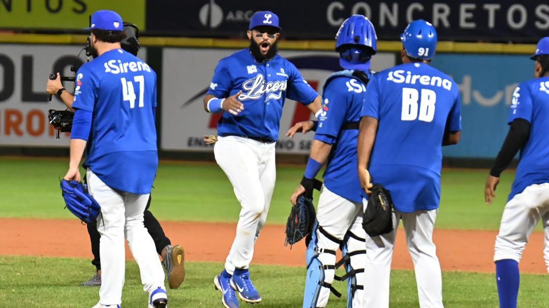 Jugadores de los Tigres del Licey celebrando una victoria ante los Leones del Escogido en el Estadio Quisqueya Juan Marichal