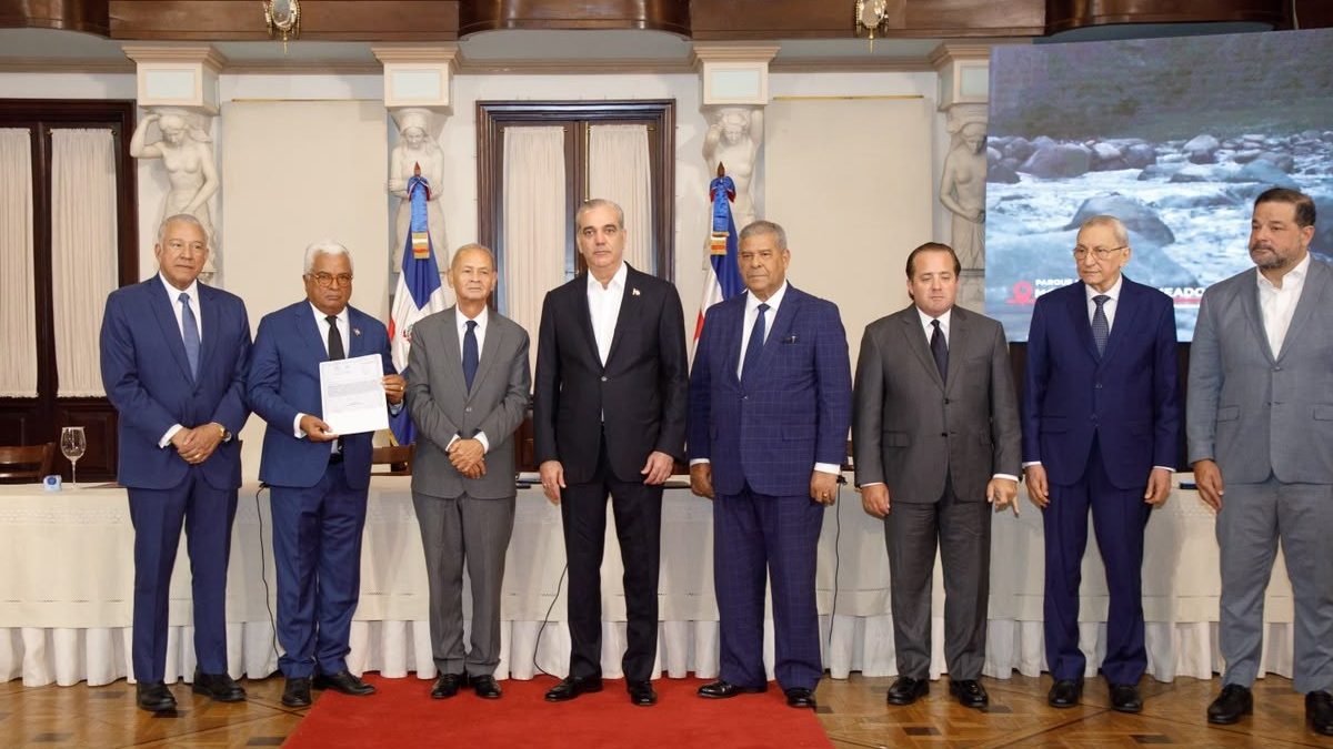 Presidente Luis Abinader entregando títulos de propiedad de parques nacionales Loma Novillero y Montaña La Humeadora en acto oficial