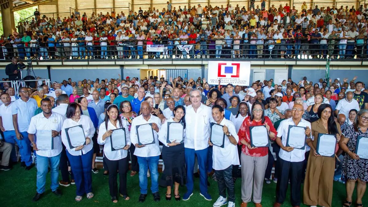 Presidente Luis Abinader entregando títulos de propiedad a familias de El Almirante II en Santo Domingo Este