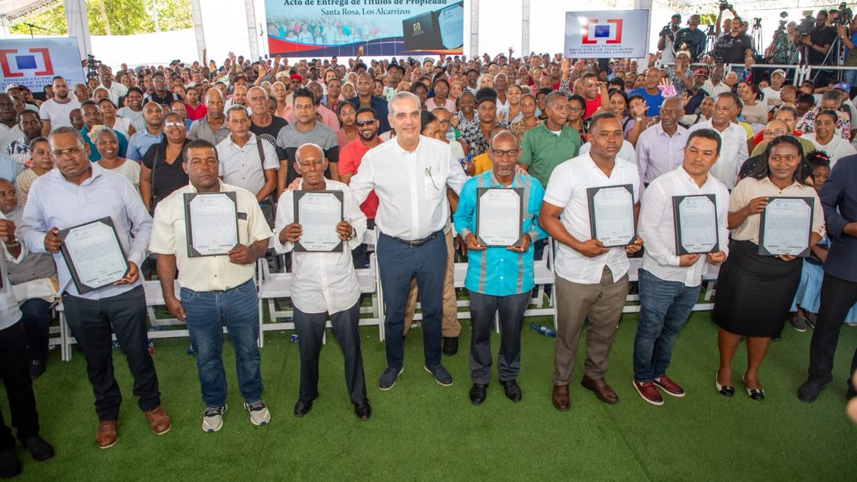 Presidente Luis Abinader entregando certificados de títulos de propiedad a familias de Los Alcarrizos