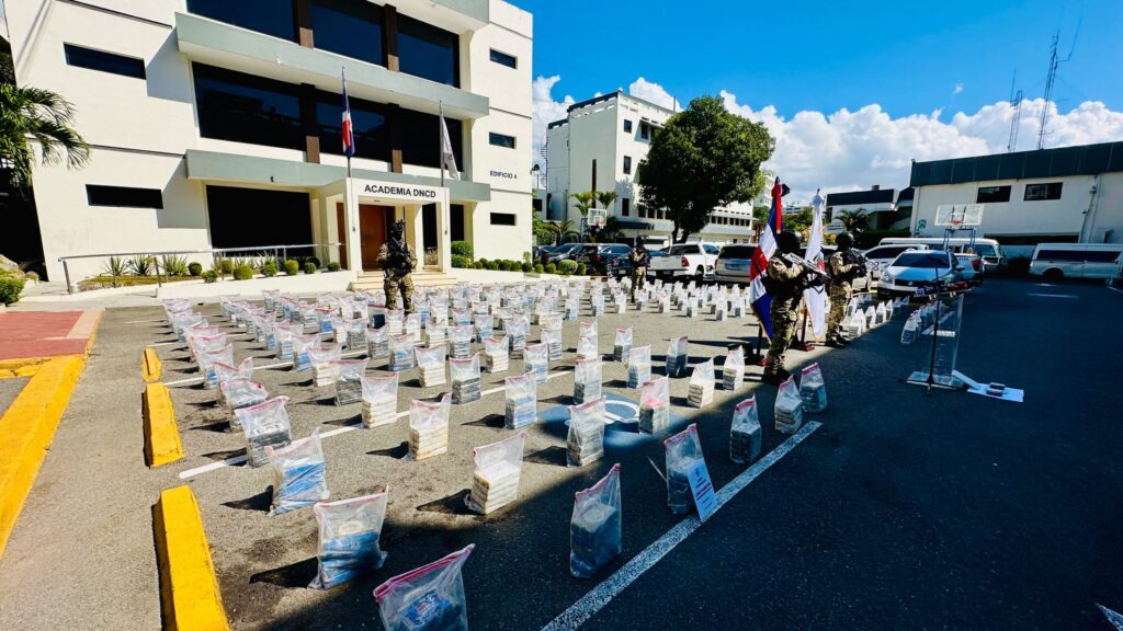 Agentes de la DNCD junto a paquetes de presunta cocaína decomisados en operativo marítimo frente a costas de Pedernales