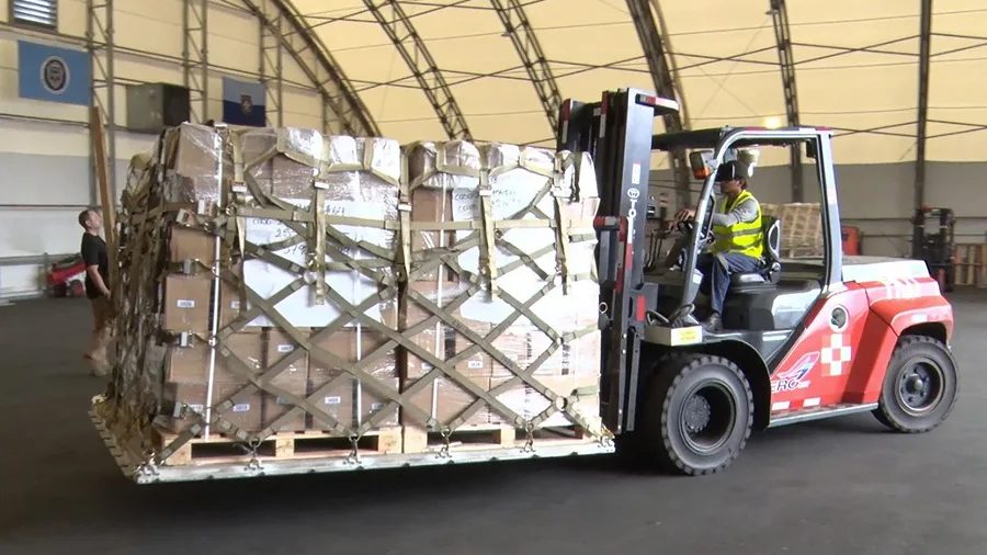 Avión C-17 de la Fuerza Aérea de Estados Unidos en el aeropuerto Juan Santamaría de Costa Rica cargando toneladas de cocaína decomisada