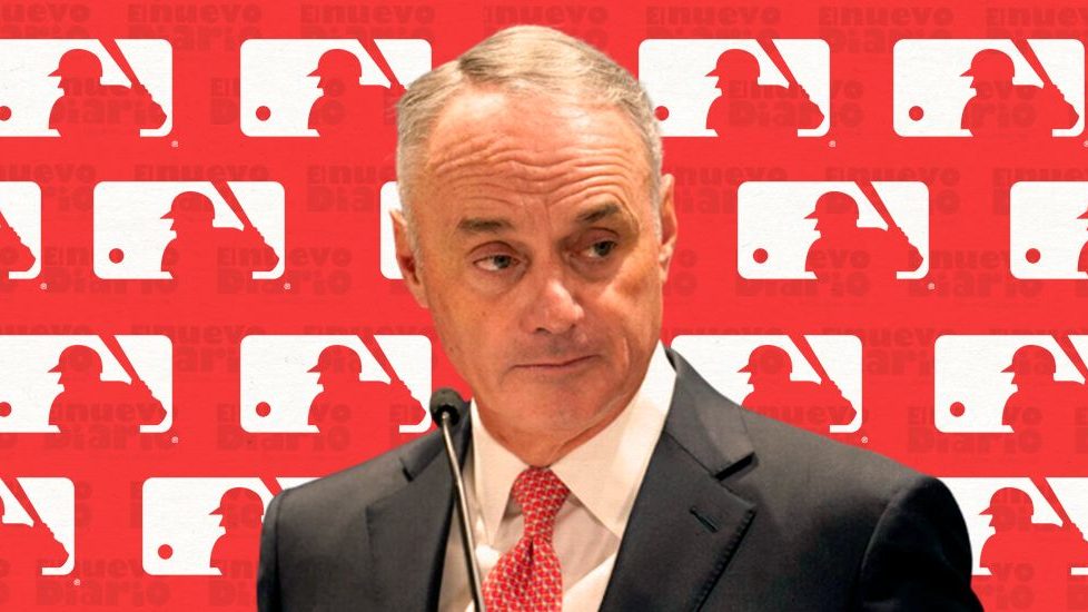 Comisionado de MLB y representantes de la MLBPA en mesa de negociación del convenio colectivo 2027