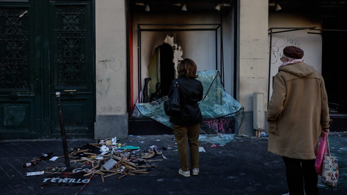 Policías franceses frente a comercios saqueados en París durante los disturbios del fin de semana del 17 de octubre