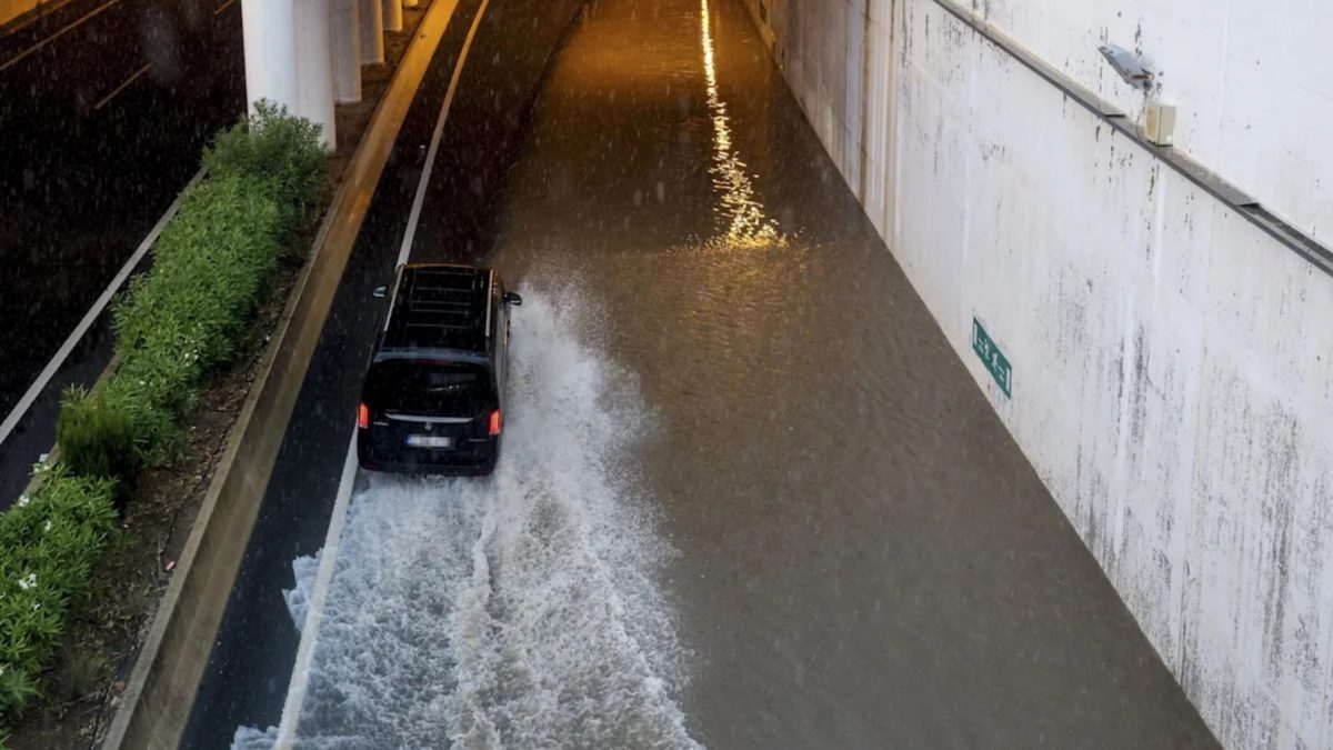 Carretera inundada en Ibiza con vehículos sumergidos y agua turbia tras tormenta mediterránea en España