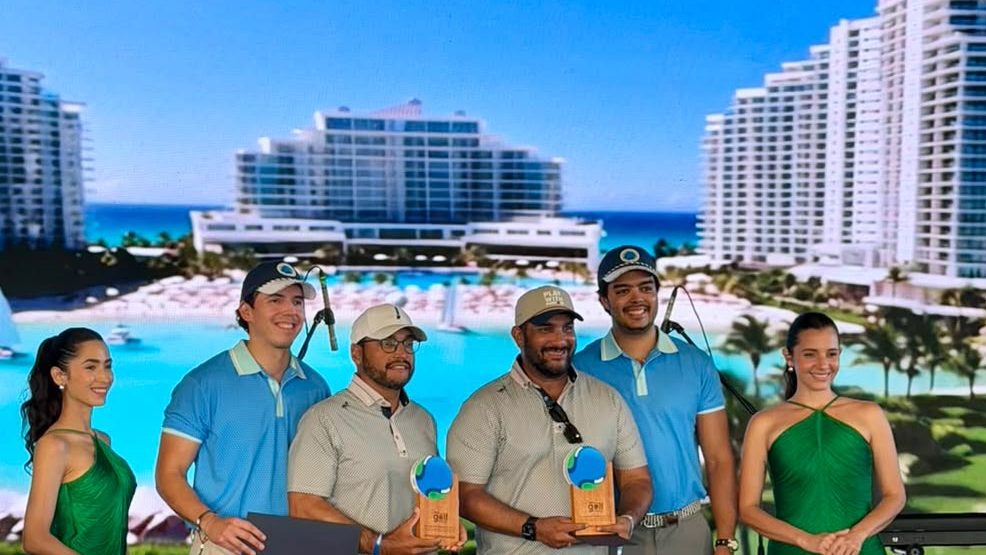 Eloy Núñez y Western Fernández reciben trofeos en el Torneo de Golf BMCargo en Corales Golf Course, Punta Cana