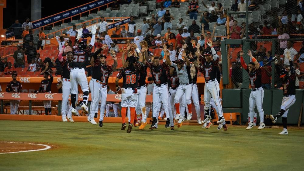 Ronny Simón celebra jonrón de los Toros del Este contra los Gigantes del Cibao en el estadio Francisco A. Micheli