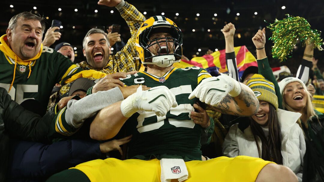 Jordan Love lanzando un pase de touchdown durante el partido entre los Green Bay Packers y los Carolina Panthers en Lambeau Field