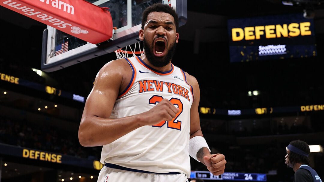 Karl-Anthony Towns con uniforme de los New York Knicks durante un partido de la NBA
