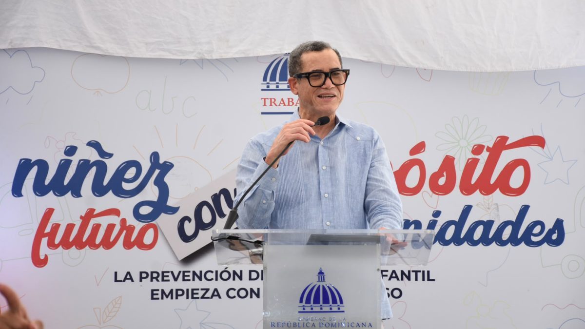 Ministro Eddy Olivares junto a estudiantes y padres en jornada contra el trabajo infantil en escuela dominicana