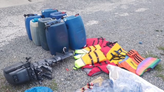 Efectivos de la Armada Dominicana junto a una embarcación clandestina interceptada en la costa de Miches, El Seibo