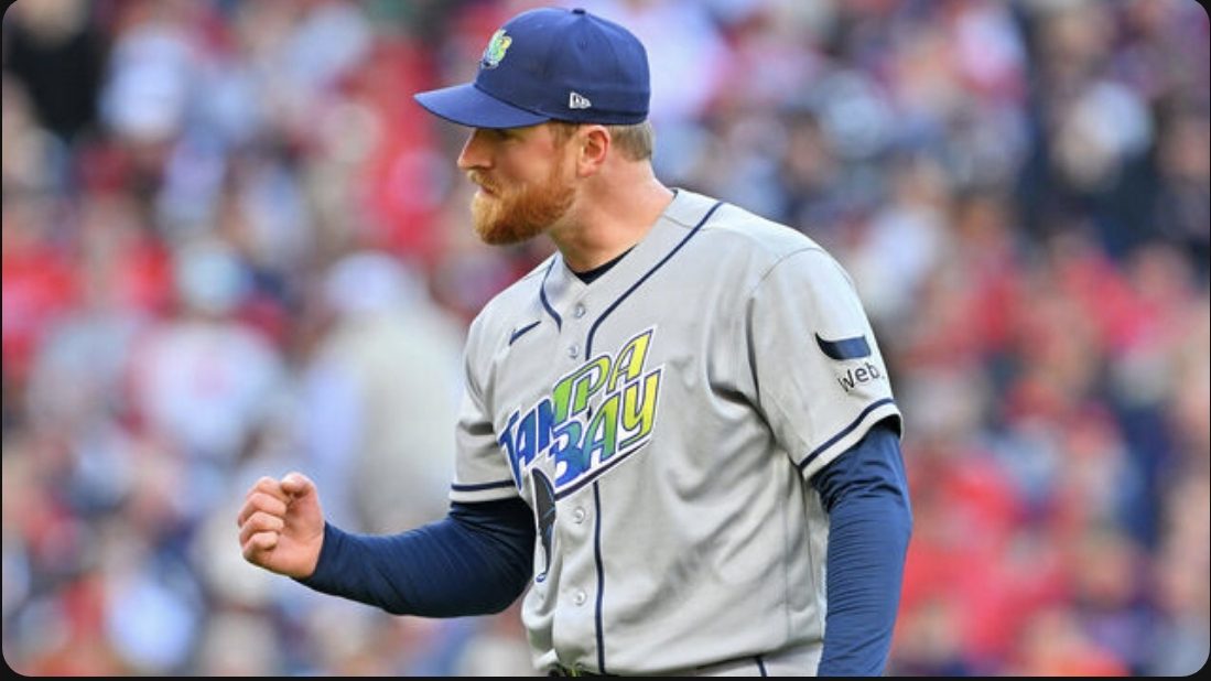 Drew Rasmussen lanzando en el Tropicana Field durante el juego 5 de la ALCS 2026 entre Tampa Bay Rays y Cleveland Guardians
