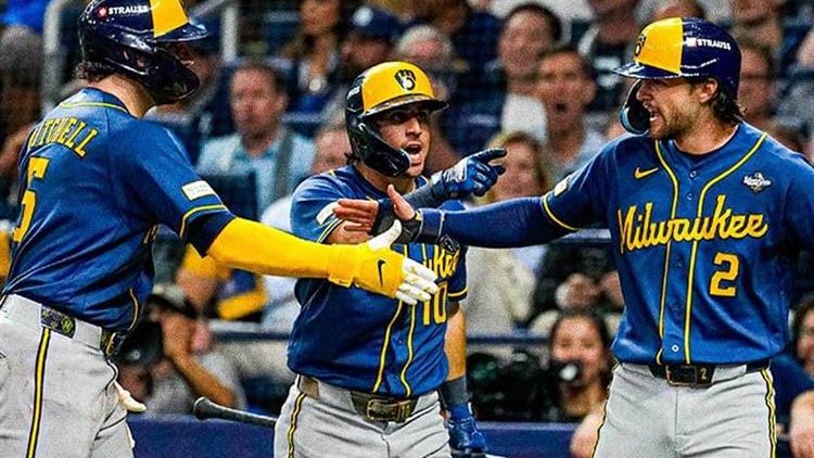 Jugadores de Milwaukee Brewers celebrando en el Tropicana Field tras vencer a Tampa Bay Rays en el Juego 3 de la Serie Mundial