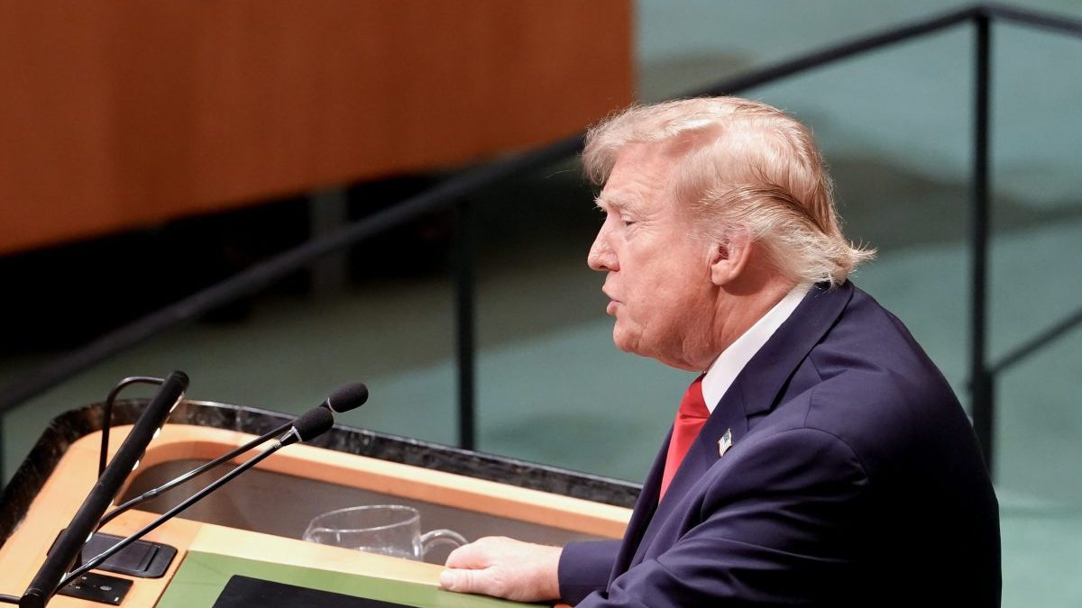 Donald Trump hablando en el podio de la Asamblea General de la ONU en Nueva York