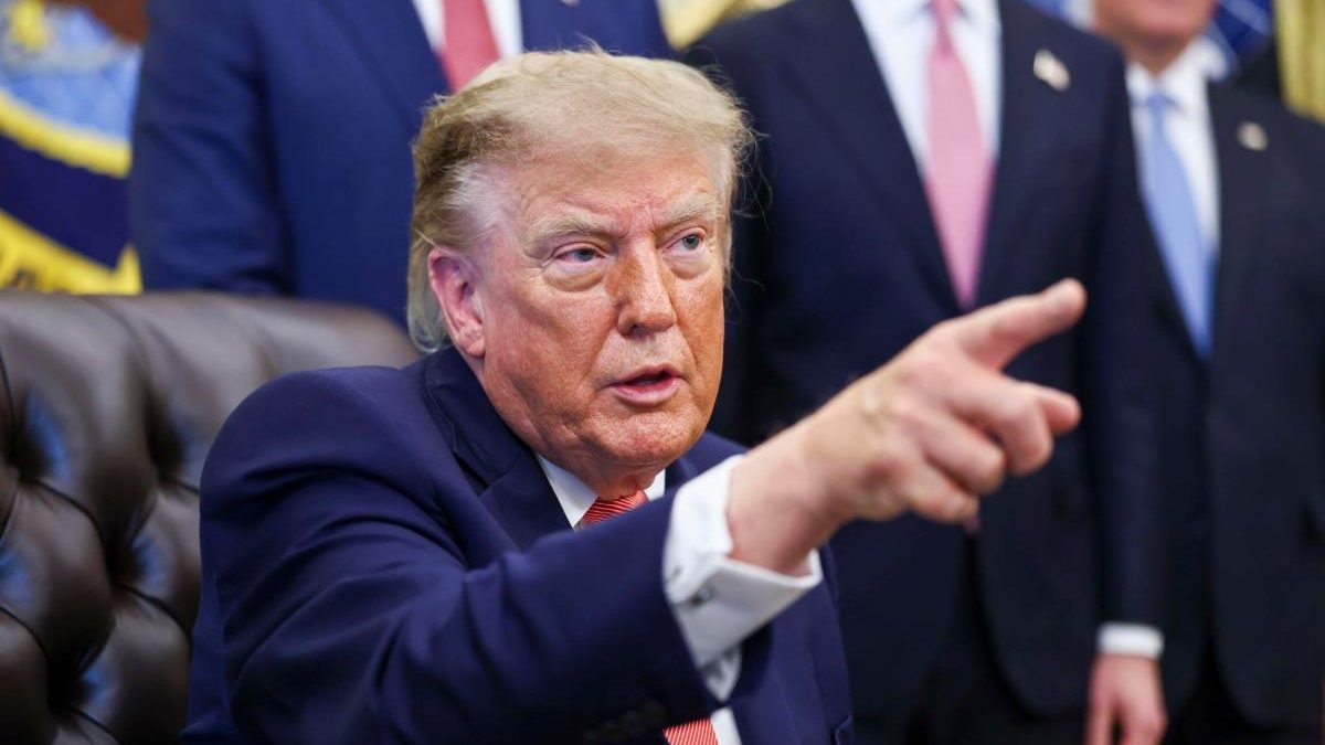 Donald Trump señalando a periodistas durante rueda de prensa en el Despacho Oval de la Casa Blanca