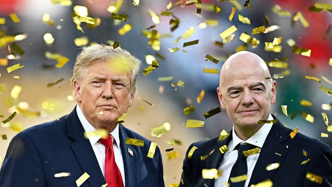 Donald Trump y Gianni Infantino juntos en un acto oficial, con banderas de Estados Unidos al fondo