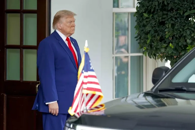 Donald Trump durante un encuentro oficial hablando sobre la guerra con Irán