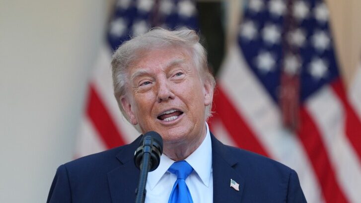Donald Trump hablando con periodistas en el Despacho Oval sobre el regreso del príncipe Harry y Meghan Markle al Reino Unido