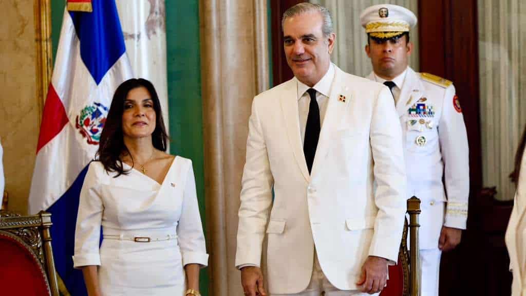 Donald Trump hablando en la Casa Blanca durante el acto del Mes de la Herencia Hispana con diplomáticos presentes