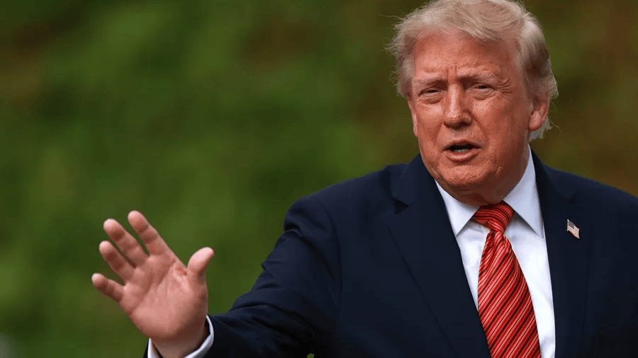 Donald Trump hablando con la prensa en su traslado a Misisipi mientras Barack Obama habla en un mitin en Ohio