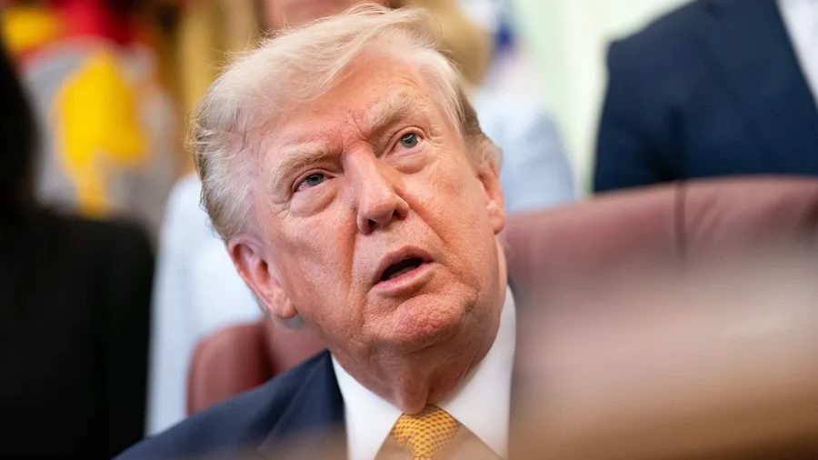 Donald Trump frente a cámaras en la Casa Blanca mientras su plataforma Trump TV inicia transmisiones