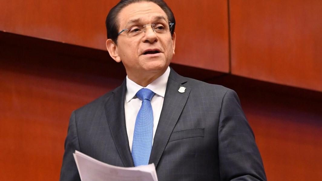 Senador Daniel Rivera depositando proyecto de ley sobre turismo de salud en el Senado dominicano