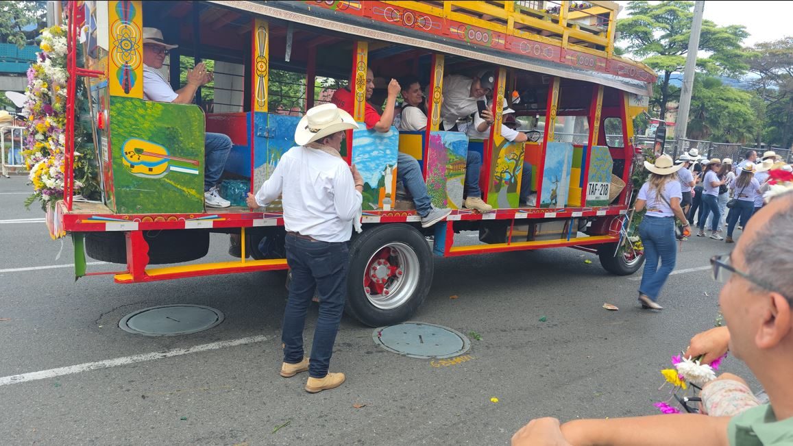 Turistas dominicanos en el centro histórico de Medellín, Colombia, con el skyline de la ciudad al fondo