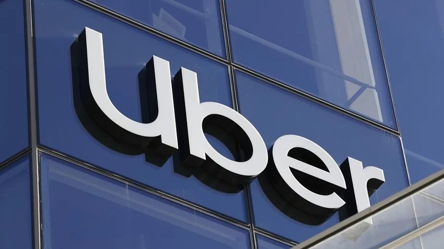 Autopista del sur de California de noche con luces de vehículos en movimiento, escena del caso Uber