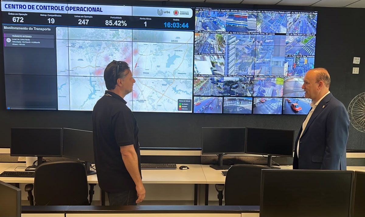 El alcalde de Santiago Ulises Rodríguez recorre el Centro de Control Operacional del transporte en Curitiba, Brasil