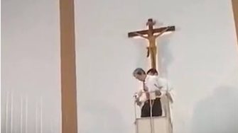 Cruz de madera reinstalada en la iglesia Nuestra Señora del Perpetuo Socorro en Guayaquil, Ecuador, donde un sacerdote perdió la vida durante una misa