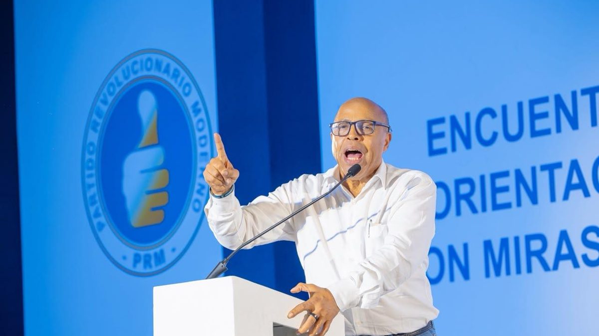 Alfredo Pacheco en evento político del Partido Revolucionario Moderno en Santo Domingo