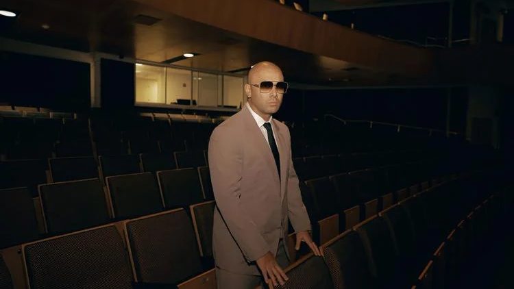 Wisin en el escenario del Coliseo de Puerto Rico durante un concierto de reguetón