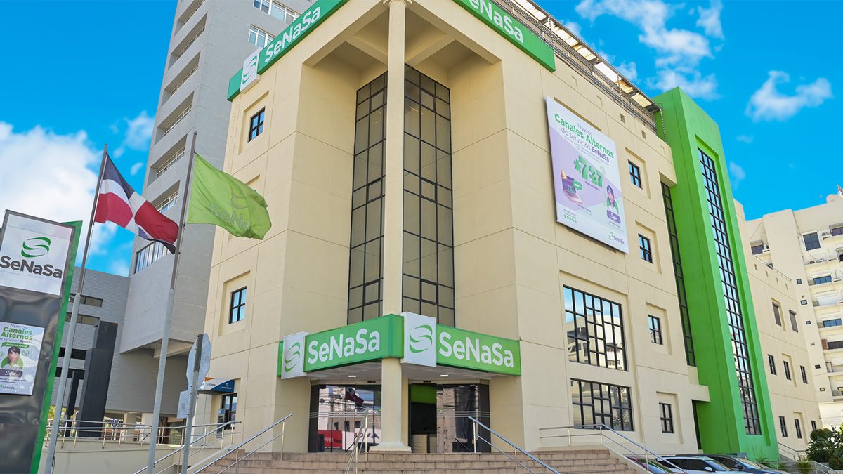 Funcionarios de Senasa en reunión sobre control de códigos médicos y facturación en República Dominicana
