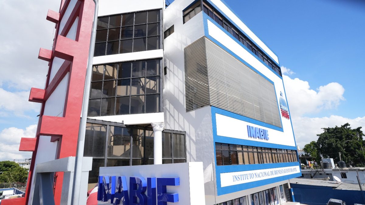 Funcionarios del Inabie revisando materiales escolares para distribución en escuelas públicas de República Dominicana