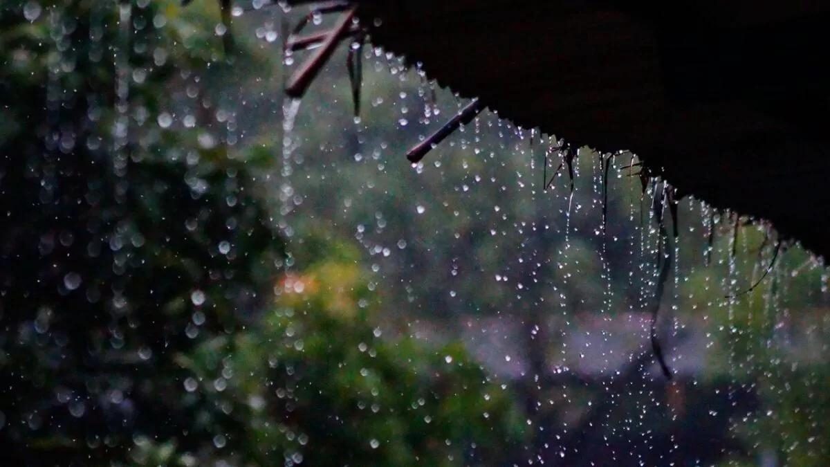 Nubes oscuras y lluvia intensa sobre una ciudad dominicana en la tarde