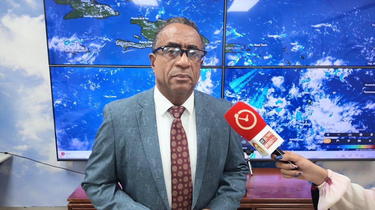 Cielo nublado sobre Santo Domingo con lluvia intensa y relámpagos por vaguada en octubre
