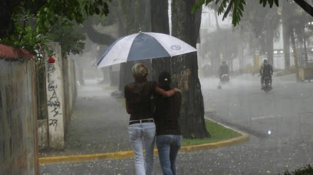 Nubes oscuras sobre el Distrito Nacional durante un aguacero provocado por una vaguada