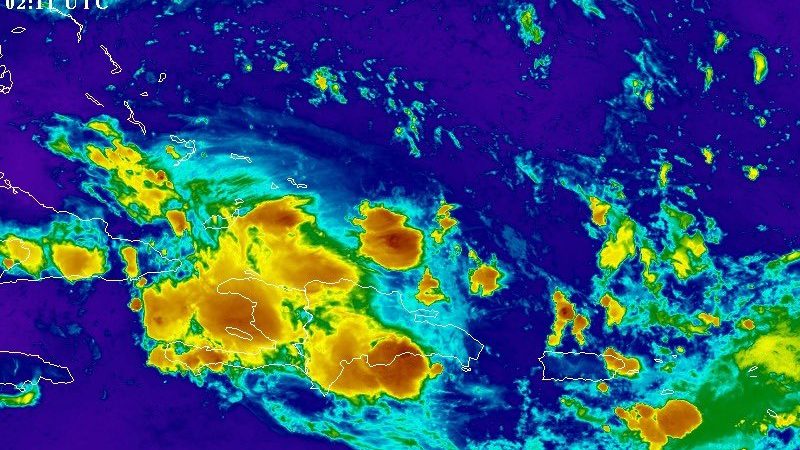 Cielo nublado con lluvia intensa sobre Santo Domingo durante alerta meteorológica por vaguada y onda tropical