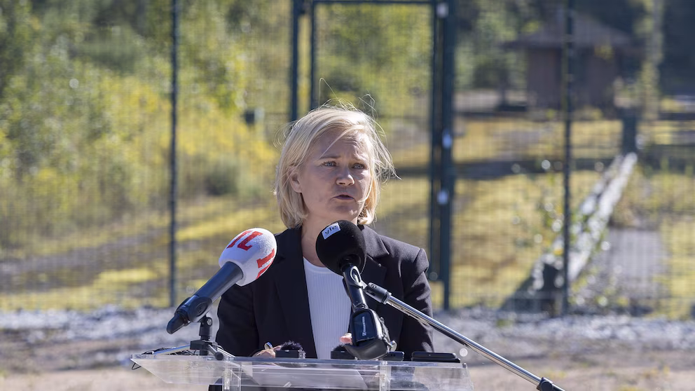 Valla fronteriza de 4.5 metros entre Finlandia y Rusia en el puesto de Nuijamaa, con cámaras de vigilancia instaladas