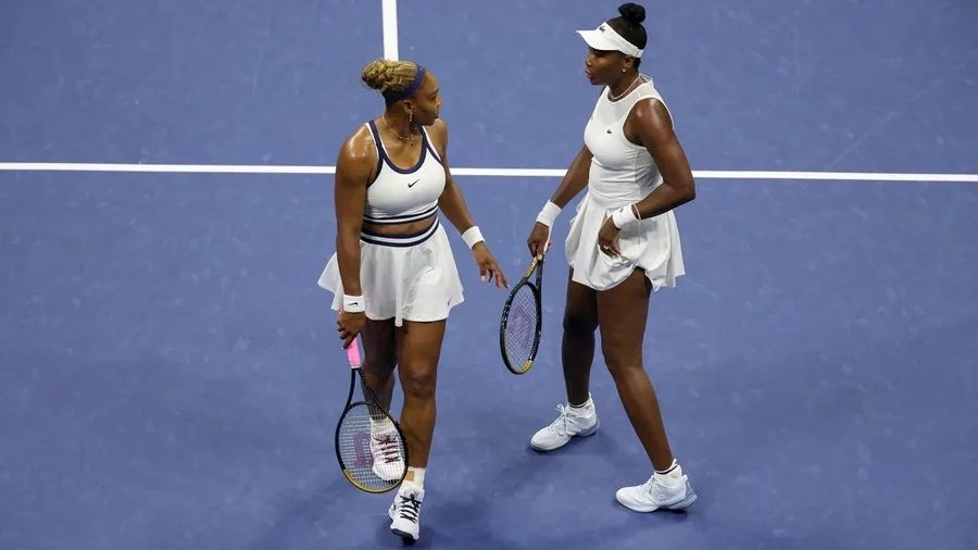 Venus y Serena Williams compitiendo juntas en el dobles femenino del US Open en el estadio Arthur Ashe