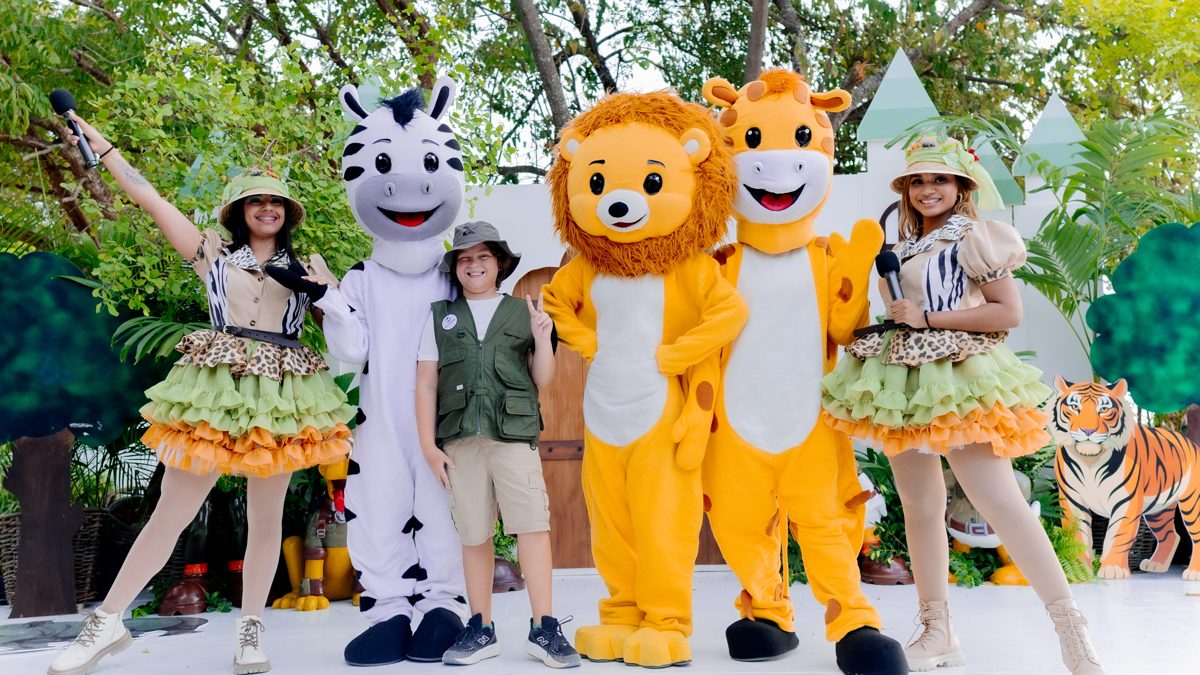 Niños y familias disfrutando la Aventura Safari en el parque Los Samanes de Playa Nueva Romana durante Verano Mágico 2026