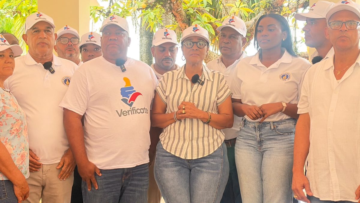 Dirigentes del PRM en Samaná durante rueda de prensa de apertura de la jornada Verifícate